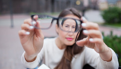 Cần khám mắt 1-2 lần/năm để đeo kính đúng số độ tăng hằng năm