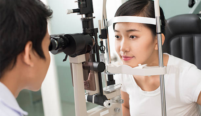 Cần lựa chọn bệnh viện chuyên khoa mắt uy tín để tư vấn và thăm khám tiền phẫu trước khi mổ cận.