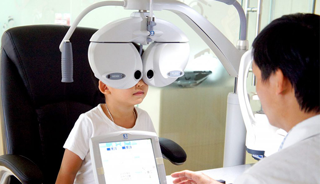 Đánh giá thị lực và khúc xạ là các bước quan trọng trong các cuộc khám mắt định kỳ.