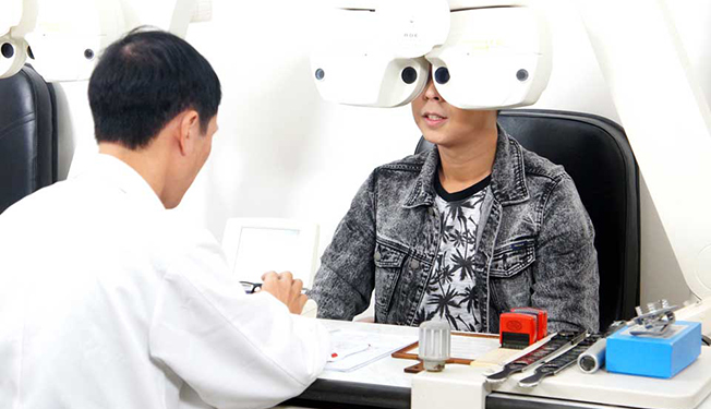 Khám khúc xạ tại bệnh viện mắt Cao Thắng