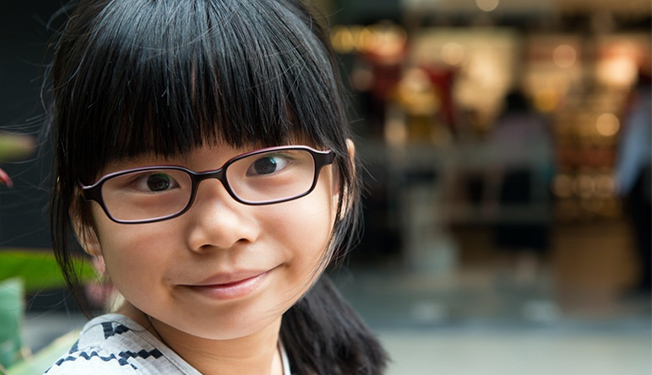 Trẻ cần mang kính đúng độ cận thị để tránh tăng độ nhanh