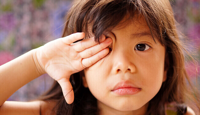 kiểm tra mắt định kỳ giúp bé tăng độ cận quá cao