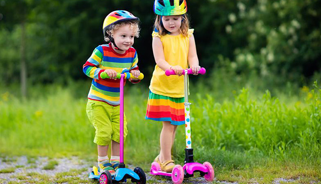 Thường xuyên tham gia các hoạt động vui chơi ngoài trời giúp trẻ tránh mắc tật khúc xạ cận thị